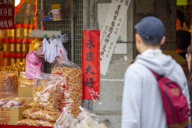 Bahar Festivali sırasında sokakta Çin kekleri ve atıştırmalıklar satılıyor.