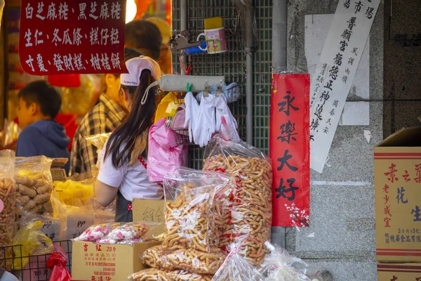 春节期间街上出售的中国蛋糕和小吃 — 图库照片