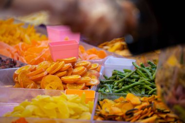 İnsanlar yeni yıldan önce ünlü Taipei Yeni Yıl Sokağı 'ndan kurutulmuş meyve ve sebze alır.