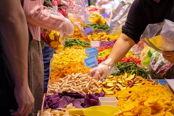 人々は新年の前に有名な台北新年通りで乾燥した果物や野菜を購入します — ストック写真