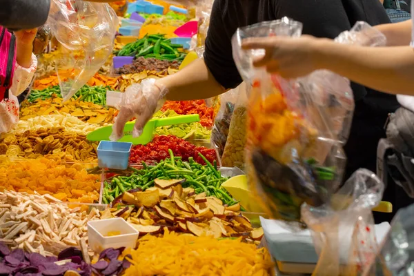 Ludzie Kupują Suszone Owoce Warzywa Słynnej Taipei New Year Street — Zdjęcie stockowe