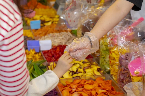 お正月前の有名な台北の新年街では 買い物の際にドライフルーツや野菜を食べるようにしています — ストック写真