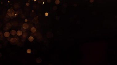 Parlayan altın folyo ve parıldayan ağır çekimde yüksek hızda çekim