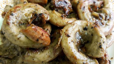 yakın çekim domuz göbek sarımsak ve karabiber de ızgara