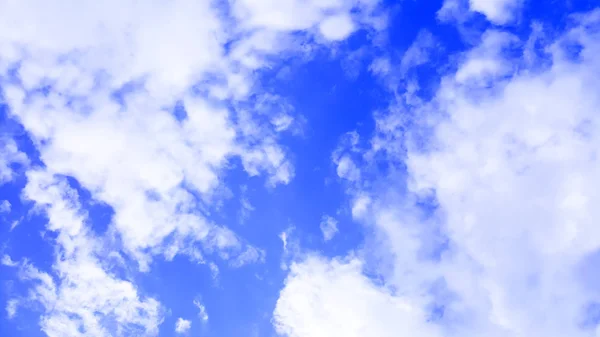 蓝天与云彩隔绝自然背景 — 图库照片