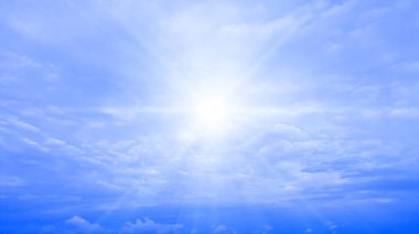Sun ray ve mavi gökyüzü ile bulutlar doğa arka plan izole