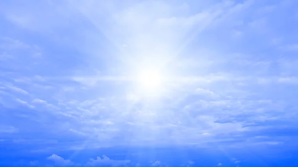 Rayo Sol Cielo Azul Con Nubes Aisladas Fondo Naturaleza — Foto de Stock