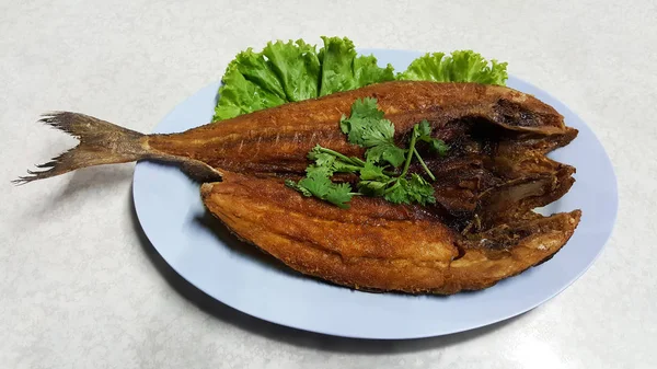 Pescado frito con salsa de pescado comida tailandesa — Foto de Stock