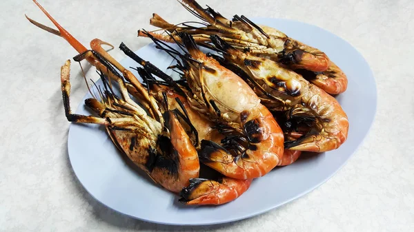 Camarones de río gigantes a la parrilla comida tailandesa — Foto de Stock