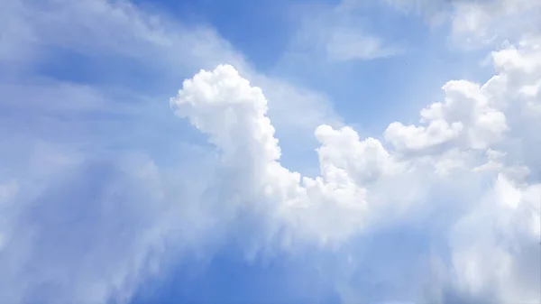 Ciel bleu populaire et nuages blancs fond d'écran — Photo