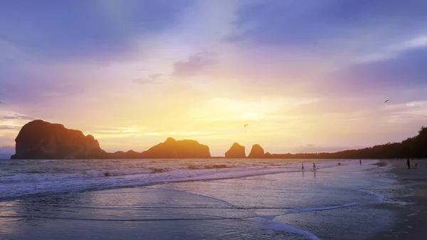 Islas, montañas, mar, arena y cielo en pak meng playa en trang — Foto de Stock