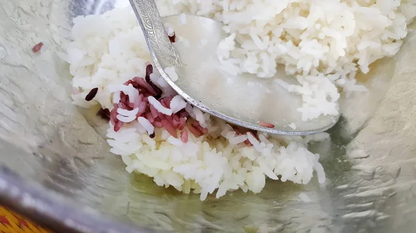 Рис в мисці дарує милостиню ченцям — стокове фото