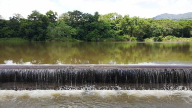 Weir, Kanal Tayland 'daki barajı kontrol et.