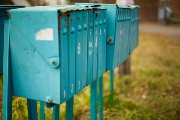 Sokakta eski dikey metal posta kutuları — Stok fotoğraf