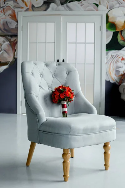 Ramo de boda rojo en un sillón blanco — Foto de Stock