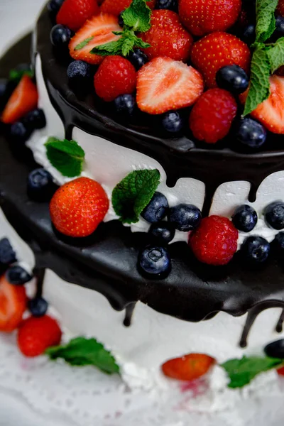 Gâteau de mariage aux fraises chocolat et bleuets — Photo