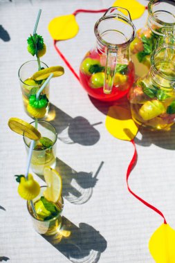 limonata, limon, nane, elma, portakal ile gözlük ve dekanterler
