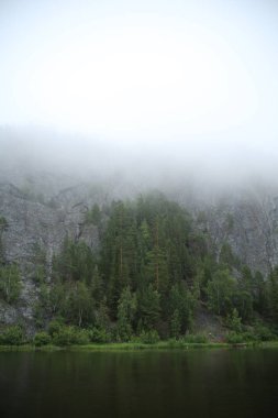 sabah sis orman ve kayalar