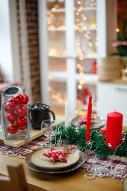 yeni yıl dekorasyonunda masada kahverengi tabaklar