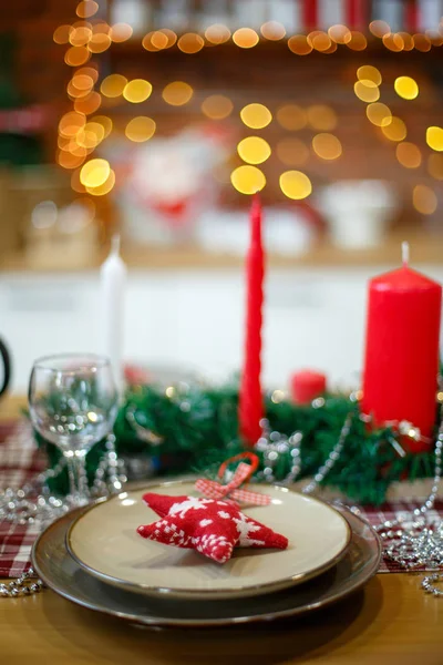 Коричневі тарілки на столі в новорічній обробці — стокове фото