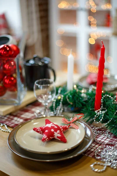 Коричневі тарілки на столі в новорічній обробці — стокове фото