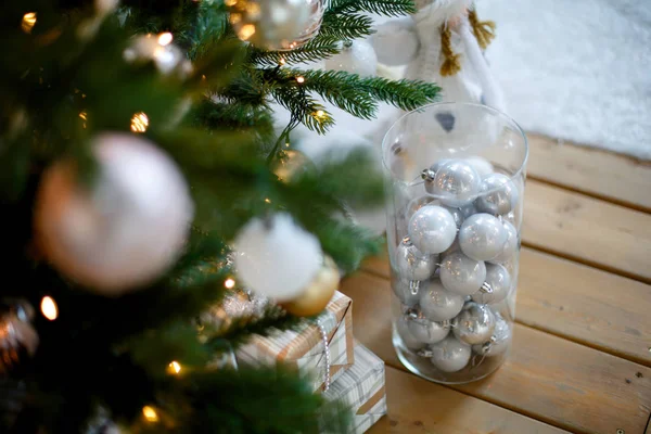 Decorações brancas de Natal em um vaso no chão de madeira — Fotografia de Stock