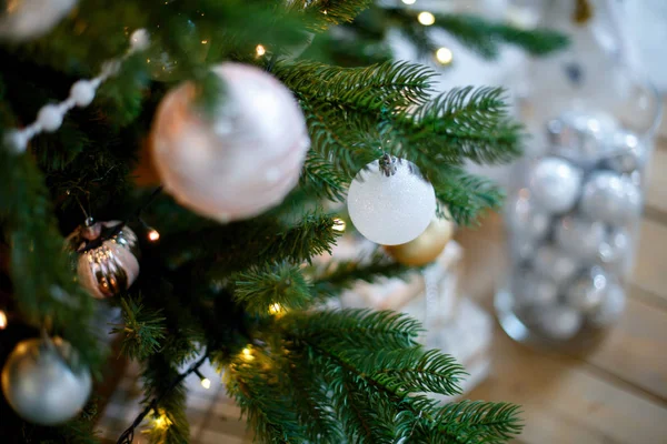 Ramos verdes de uma árvore de Natal decorados com bolas brancas — Fotografia de Stock