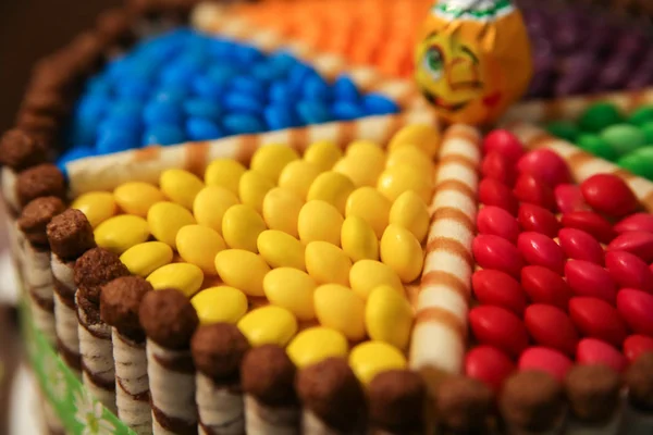 Pastel decorado con gominolas de colores y rollos de oblea — Foto de Stock