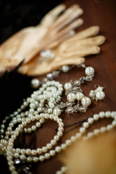 Joyería de perlas blancas sobre un fondo de madera — Foto de Stock