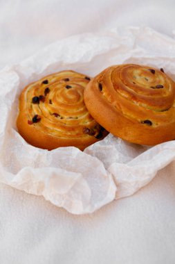 kuru üzüm ve muz krema ile iki taze rulo