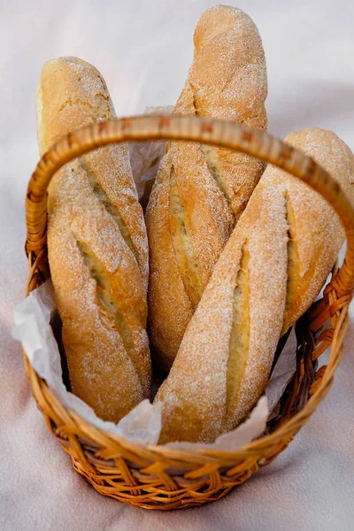 üç taze baget bir hasır sepet yalan