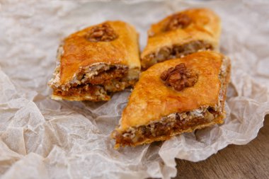 Doğu tatlıları - ceviz le süslenmiş tatlı baklava