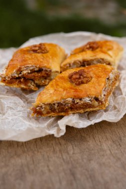 Doğu tatlıları - ceviz le süslenmiş tatlı baklava