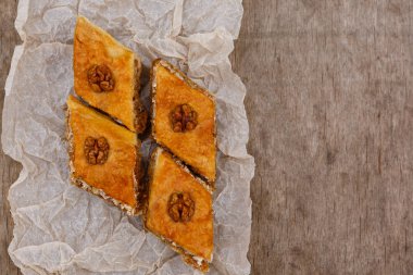 Doğu tatlıları - ceviz le süslenmiş tatlı baklava