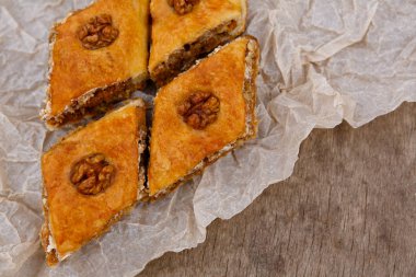 Doğu tatlıları - ceviz le süslenmiş tatlı baklava