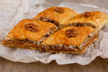 Doğu tatlıları - ceviz le süslenmiş tatlı baklava