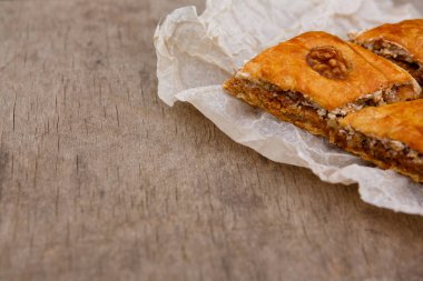 Doğu tatlıları - ceviz le süslenmiş tatlı baklava