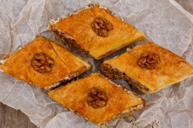 Doğu tatlıları - ceviz le süslenmiş tatlı baklava