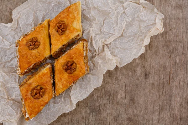 Doğu tatlıları - ceviz le süslenmiş tatlı baklava