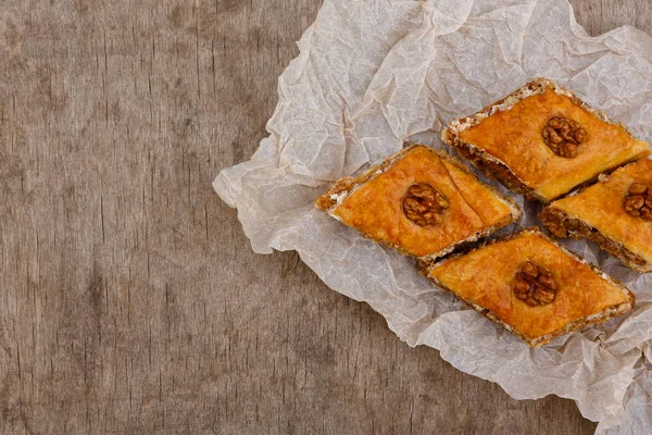 Doğu tatlıları - ceviz le süslenmiş tatlı baklava