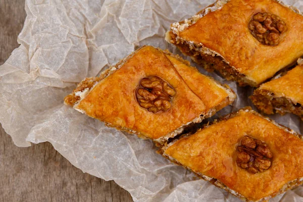 Doğu tatlıları - ceviz le süslenmiş tatlı baklava