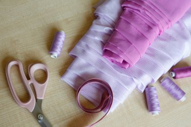 Natürmort. Dikiş malzemeleri. Makas, iplik, fermuar ve kumaş