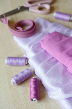 Natürmort. Dikiş malzemeleri. Makas, iplik, fermuar ve kumaş