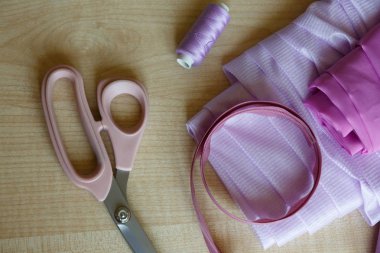 Natürmort. Dikiş malzemeleri. Makas, iplik, fermuar ve kumaş