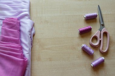 Natürmort. Dikiş malzemeleri. Ahşap bir masa üzerinde makas, iplik ve kumaş