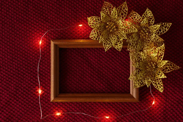 Karácsonyi háttér. Karácsonyi játékok, keret és koszorú feküdt a kötött textúra egy pulóver. — Stock Fotó