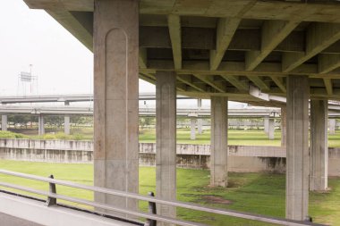Beton yığınları, yol kavşağının tabanı. Trafik Kavşağı İskeleleri