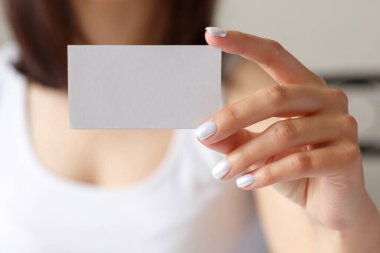 Elinde beyaz bir kartvizit tutan adam, kapat.