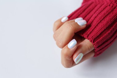 Beyaz bir arka plan ve güzel bir inci manikür. Yakın plan.