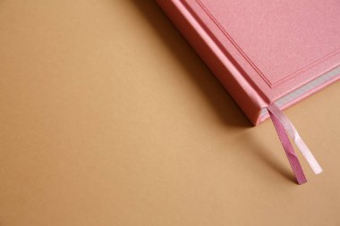 Pembe defter, günlük ya da kahverengi kağıdın kapağı